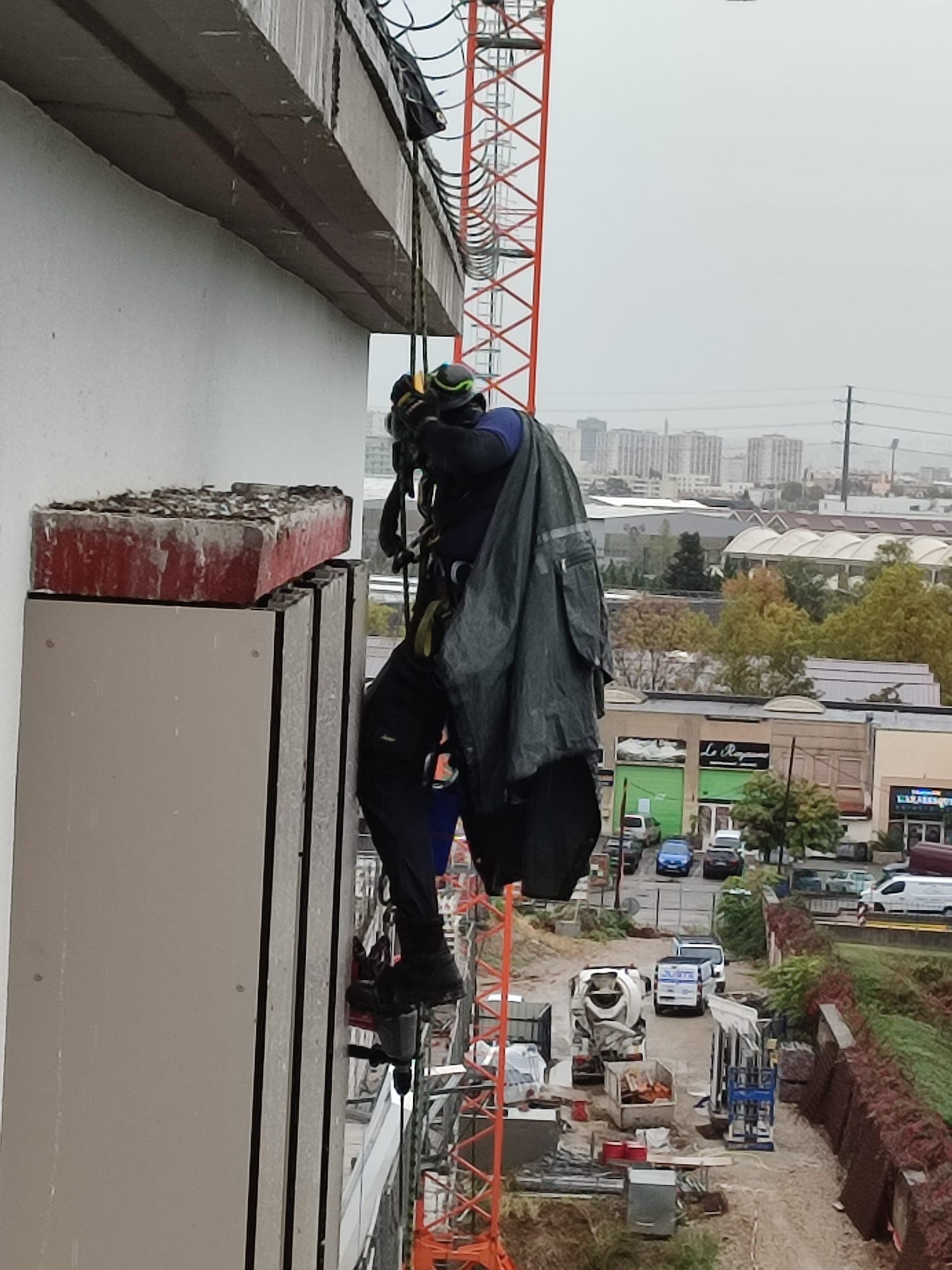 Photo d'installation de descente d'eau pluviale